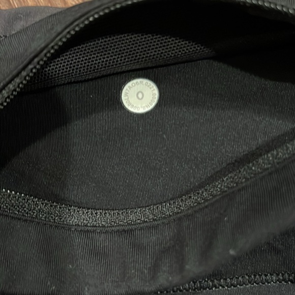 Lululemon black shorts size 0 - Picture 3 of 3